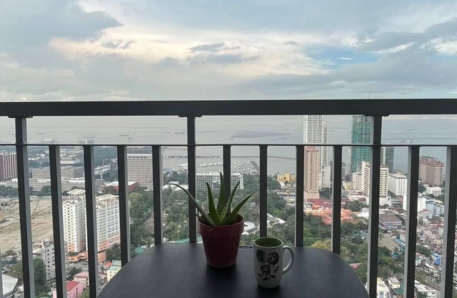 15 mins away to the Manila Airport! Sunset View w Balcony Condo Unit