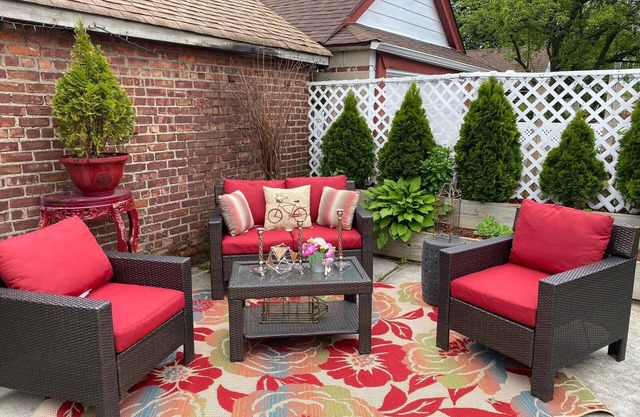 15 mins from JFK and LaGuardia Airport