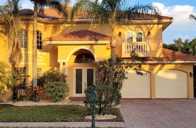 15 Minute Drive to Beach! - Lux 4 BR/ 3.5 BA Heated Pool and Hot Tub home -Gated