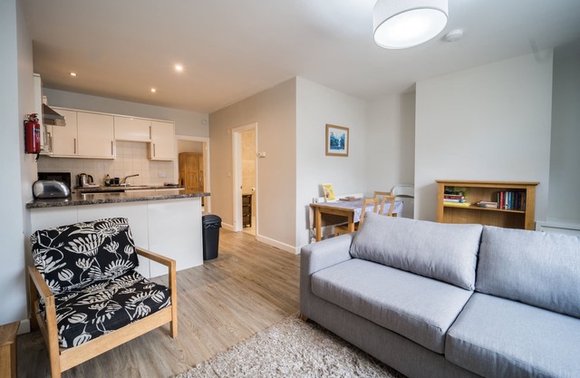 15 Trinity Mews - coaching mews just a few steps from harbour and town centre in quiet cul de sac -
