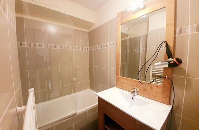 150m from ski slopes, 2nd floor, swimming pool, balcony, parking, tv, ski locker, 32m², Vars