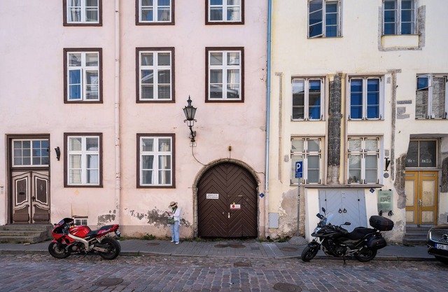 15th Century Flat with Parking, High Ceilings