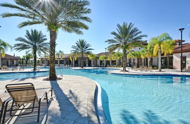 16 beds gated home/Mins to Disney/WaterPark/Arcade/Bar/Gym/AC/WiFi