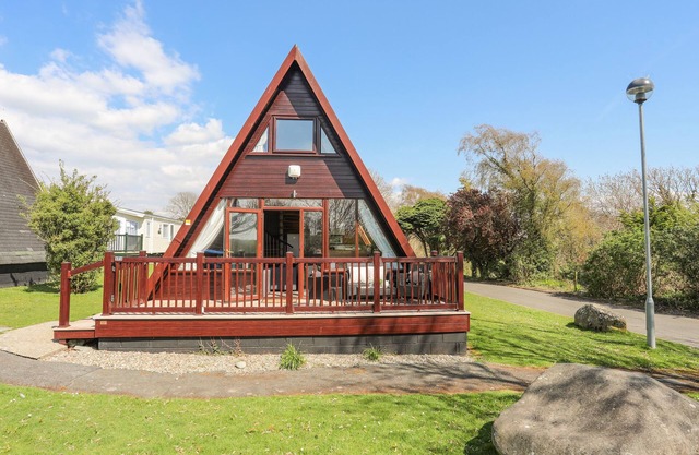 171 SNOWDONIA VIEW, pet friendly, with pool in Chwilog