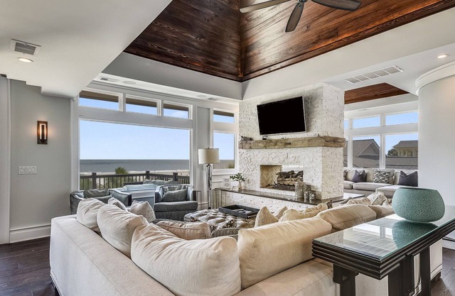 18 Brigantine ~ Luxury 6Br Oceanfront Home with Private Pool in Palmetto Dunes!