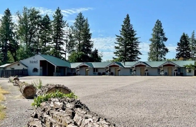 #18 ONE QUEEN BED at hotel in Columbia Falls with WiFi and AC! 20 mi to GNP