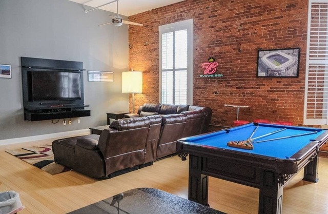 1800 Sq Ft Loft Downtown Near Convention Center