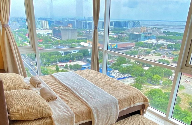 180° Manila View near Airport, MOA, PICC and World Trade Center w/Massage chair