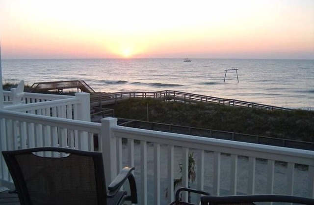 184 REVIEWS 10 EXCEPTIONAL 150 FEET TO OCEAN-NEWLY RENOVATED-BEAUTIFUL VIEWS!