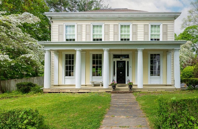 1844 Colonial Classic 3BR, 3Bath, Large yard & pool & Great Location