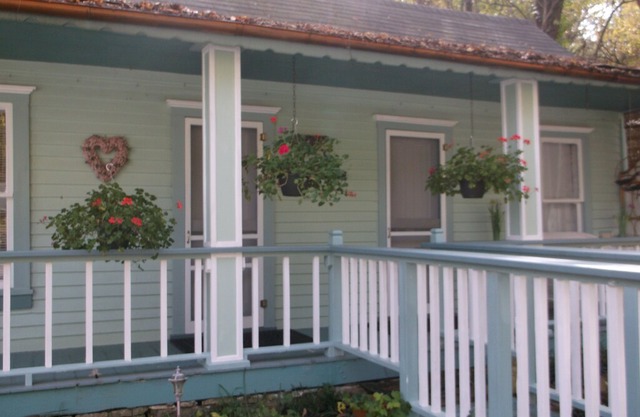 1894 Vintage Cottage In Downtown Historic Eureka Springs.