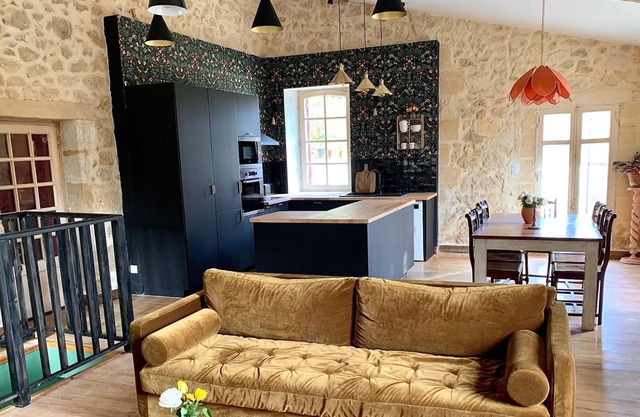 18th century stone house 25 km from Bordeaux