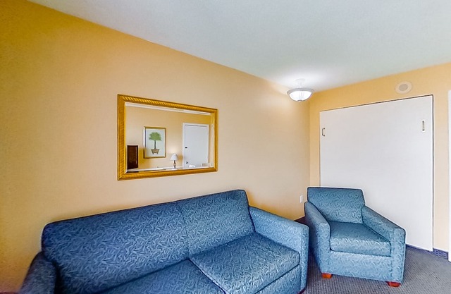 18th Floor Oceanfront Snowbird Friendly Condo w/ Shared Pool/Hot Tub, AC, WiFi
