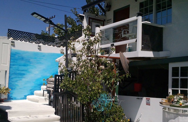 1920 Beach cottage. 2 blocks walk to the beach. Cable, Washer & Dryer.
