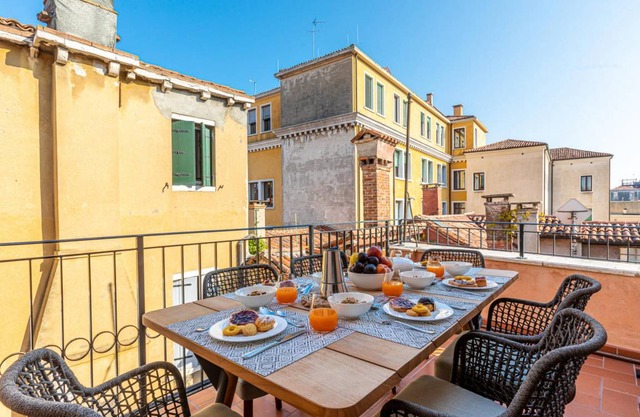 195 m² Apartment ∙ 3 bedrooms ∙ 7 guests