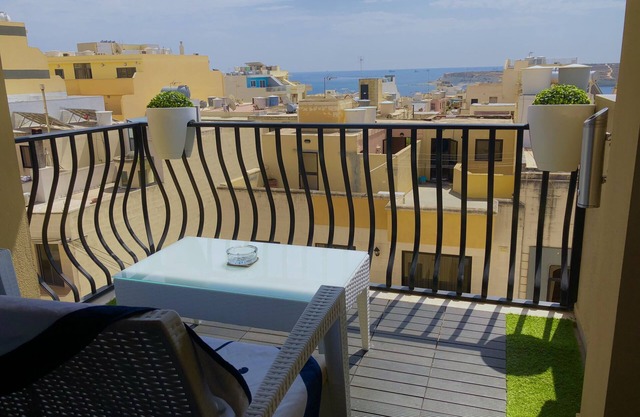 1a. Sea View 2 Bed Apartment close to Beach!