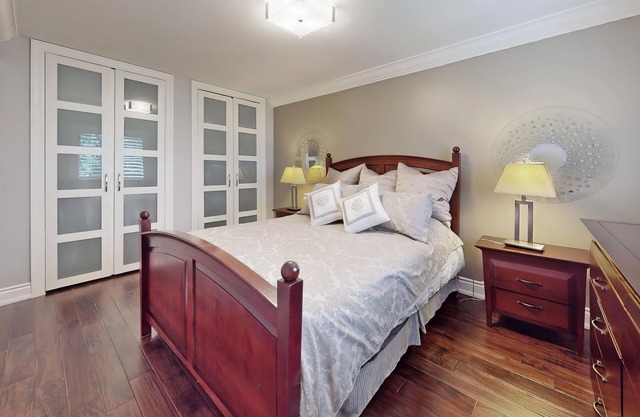 1b1b Queen bed, share bathroom, Sheppard Elegant house 5mins to Fairview mall