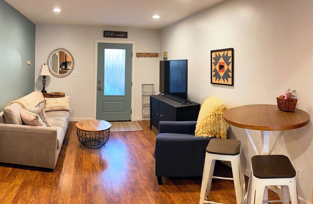 1BD/1BA home 5 min walk to beach, bars and food.