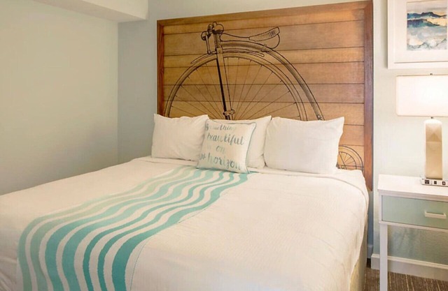 1BD resort condo with resort amenities including a lazy river! Enjoy with friends & family