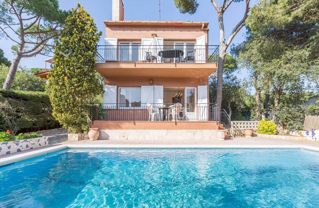 1BENETPL - House divided into 3 totally independent apartments with shared pool just 1 km from the beach of Calella de Palafrugell