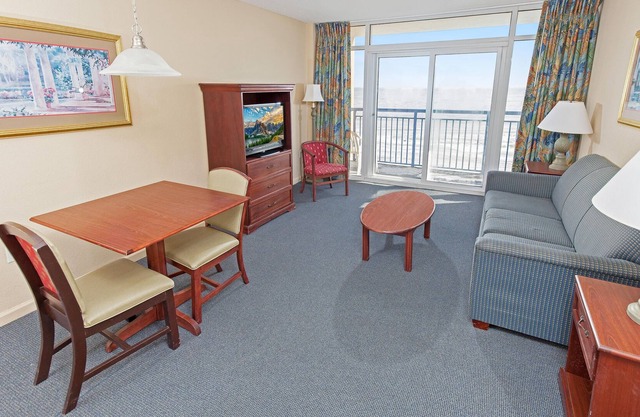 1BR/1BA Oceanfront condo w/Kitchen & Balcony in Center of MB, #455