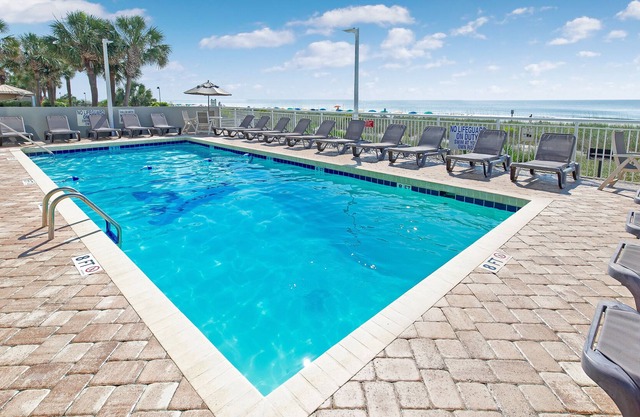 1BR/1BA Oceanfront condo w/Kitchen & Balcony in Center of MB, #1255