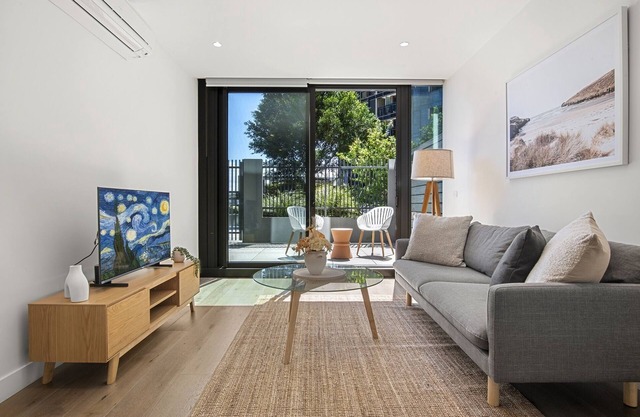 1BR Apartment Near CBD with Pool Access