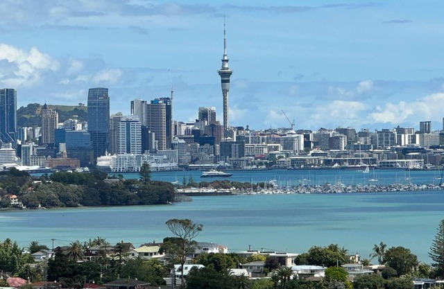 1br apt near Takapuna Beach with Ocean View