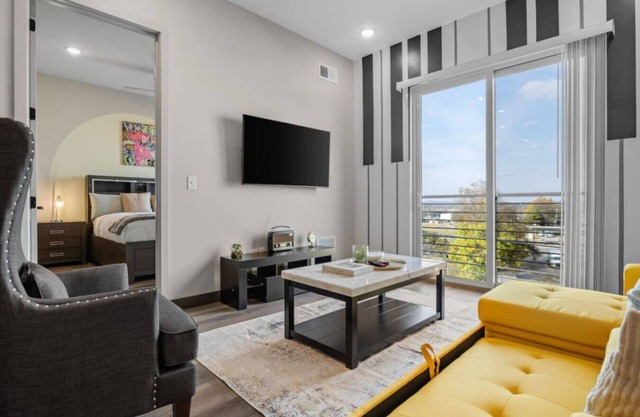 1BR Downtown Gem - Explore Nashville with Ease!