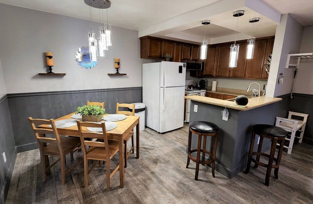 1BR Luxe Condo + pool, gym, parking