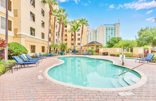 1BR with Two Queen Beds - Pool and Hot Tub-Near Disney