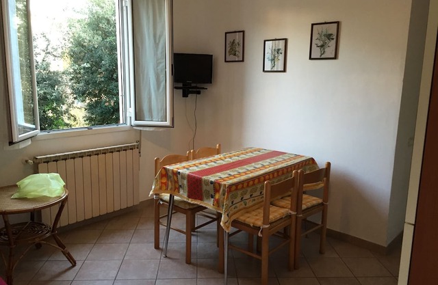 1° floor one bedroom-apartment, 100 m from the beach, Ronchi center, Free WiFi.