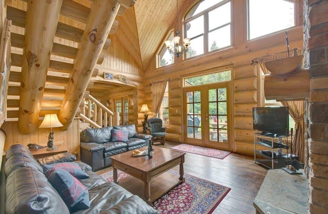 1km to lake, log house & hot tub
