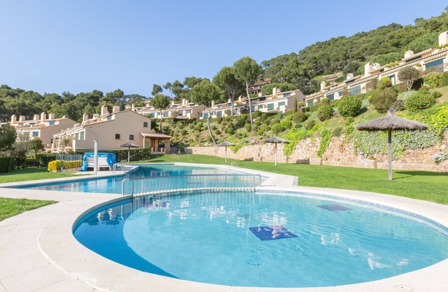 1SB 01 - Beautiful house with private garden and community pool near the beach of Llafranc