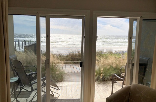 1st Floor Directly on Beach - Free beach set-up daily