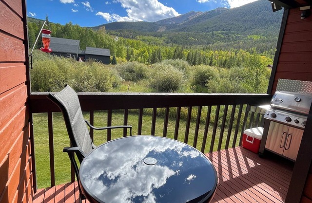 1st Floor - Great Mountain Side Views - Pool & Hot Tubs - Ski Country - Sleeps 4