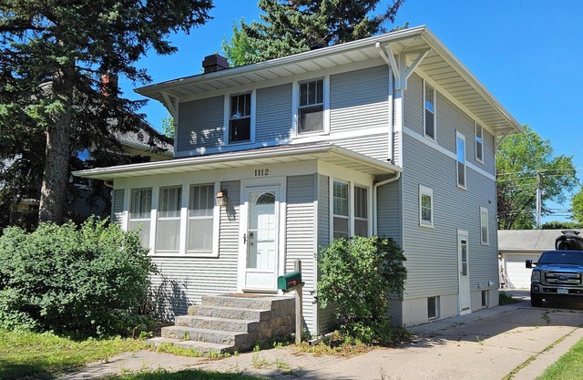 1UP! Spacious 3Bd 2Ba Historic Home, 3min/UND