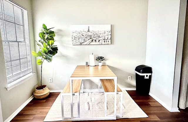 2/1.5 Charming Townhome near AT&T w/Fast WiFi & Comfy King Bed