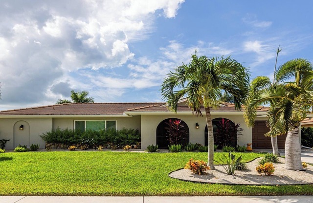 2/2 Home located in a quiet neighborhood with pool
