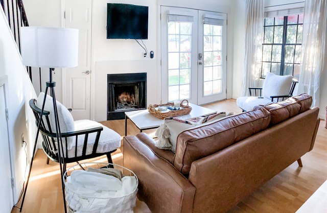 2/2 w/Gameroom & Pool, Walk to Everything - baseball, shopping, parks & dining!