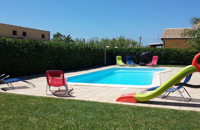 2 adjacent villas, 6 bedrooms, 4 Baths, Wi-Fi, Air cond., Pool, Garden, near Sea