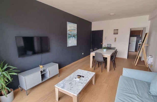 2 Apts! 12 guests! Beach View w/150Mbit + Netflix