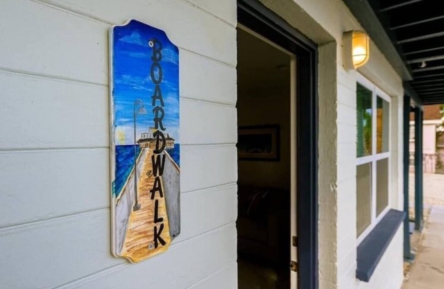 2 Bd apt walking distance to Beach & Ocean Center