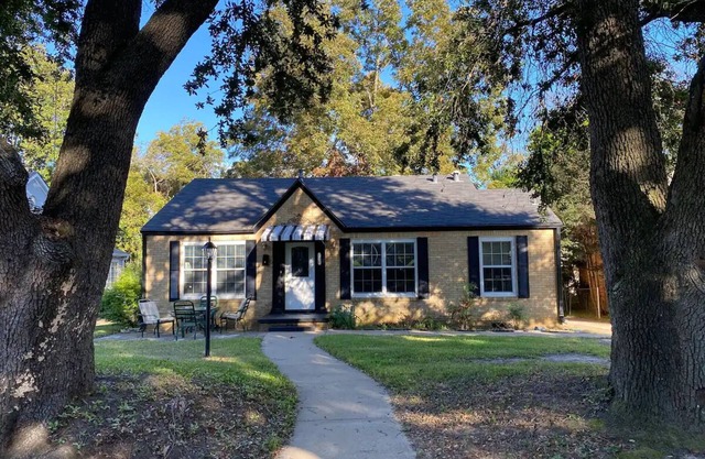 2 Bdr, 1 bath, 4 guests: Entire Cozy Cottage Historical Tyler Azalea District