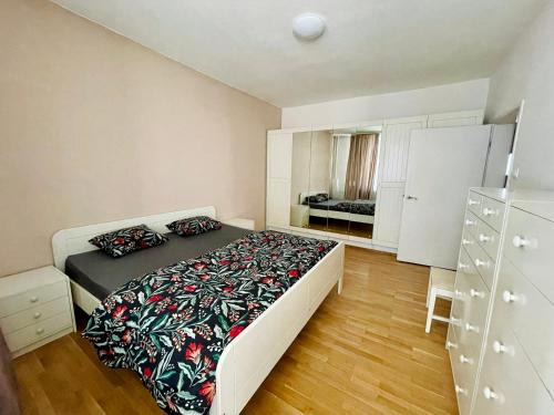 2-BDR Flat Near the Mall, Spacious & Cozy by Flat Mаnager