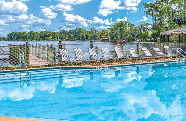 2 BDRM~ ON LAKE BRYAN~ DISNEY 7 MILES, 5 MILES TO SEAWORLD, POOLS/FISHING & MORE