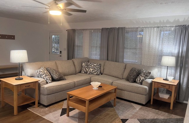 2 bed 1 bath. sleeps 6 in Logan. Located near HMTS access points, dining, shops