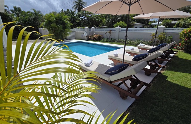 2 bed 2 bath with Private Pool - Close to All Amenities!