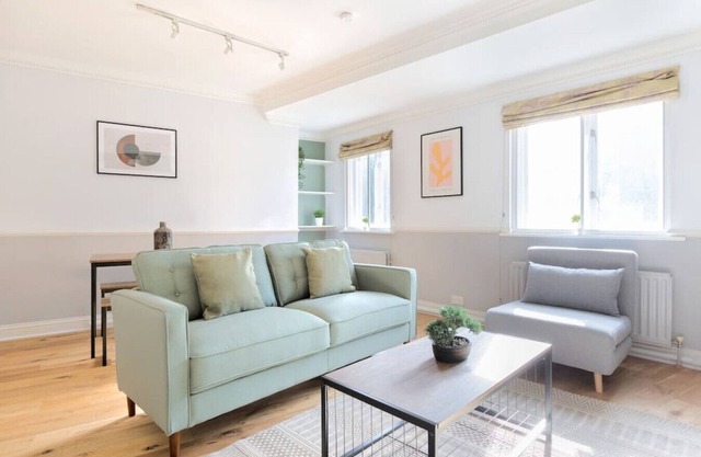 2 Bed Apartment by Tower Bridge