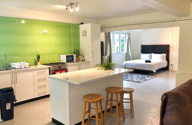 2 Bed Apartment with Pool - Williamson House